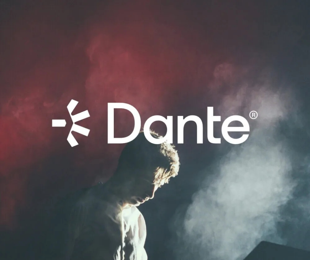 Audionetzwerk-Switch, der Dante- und AES67-Geräte in einem professionellen Equipment-Rack verbindet